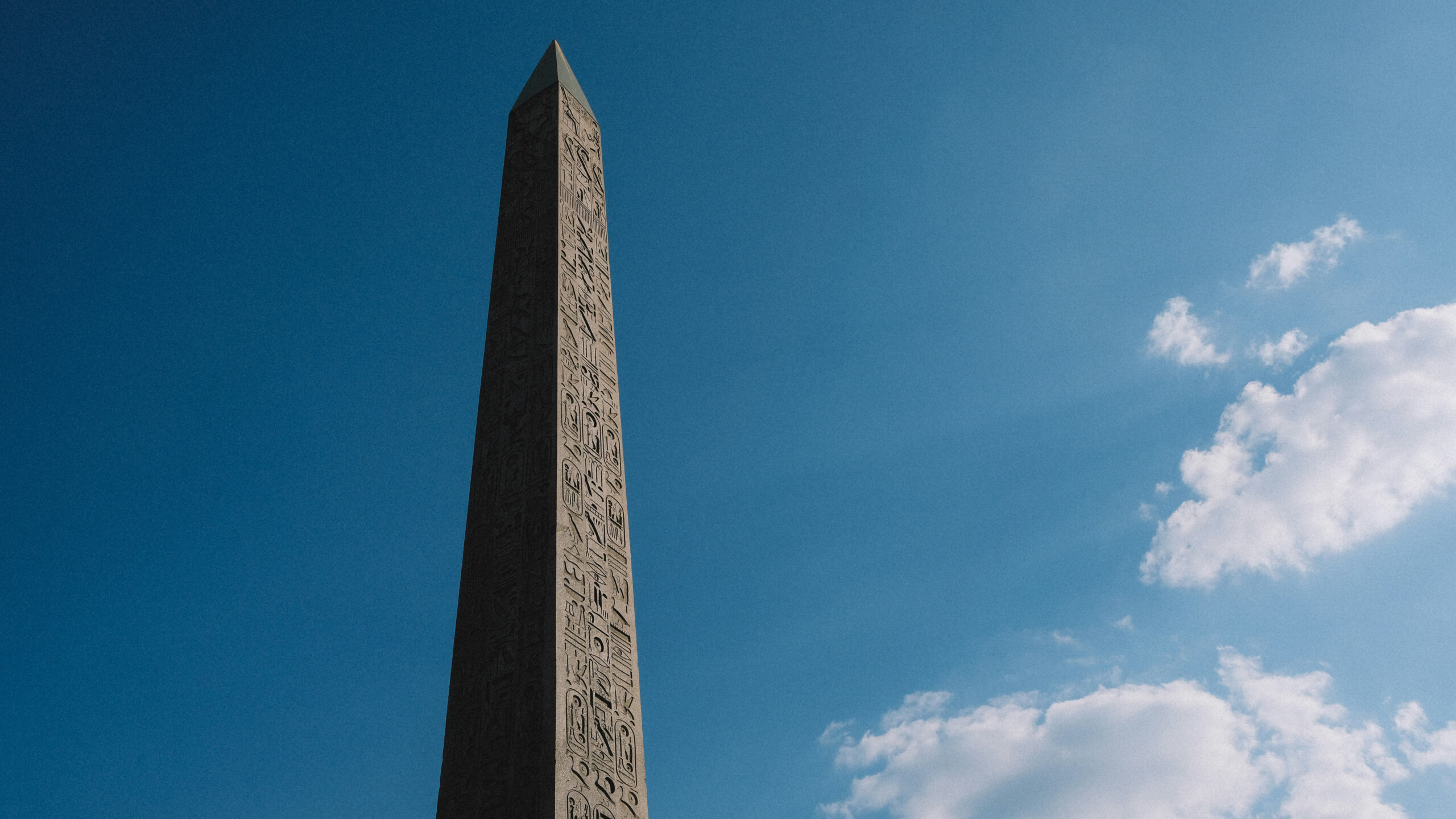 Comment édifier un obélisque de 300 tonnes ?